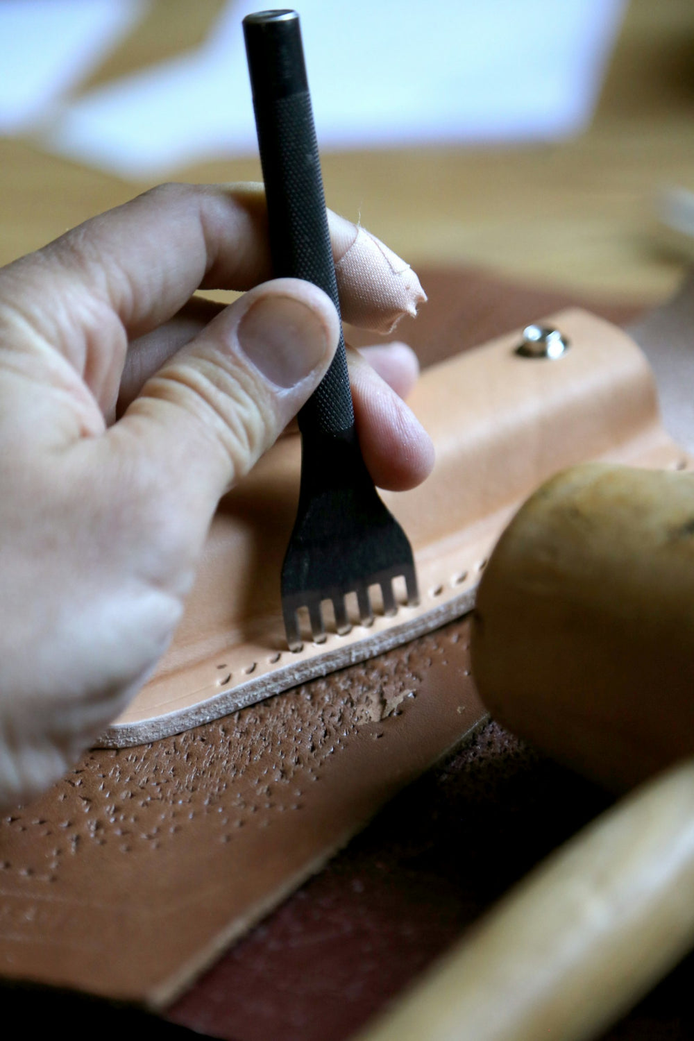 Travail du cuir pour changer le bracelet d'une montre iconique