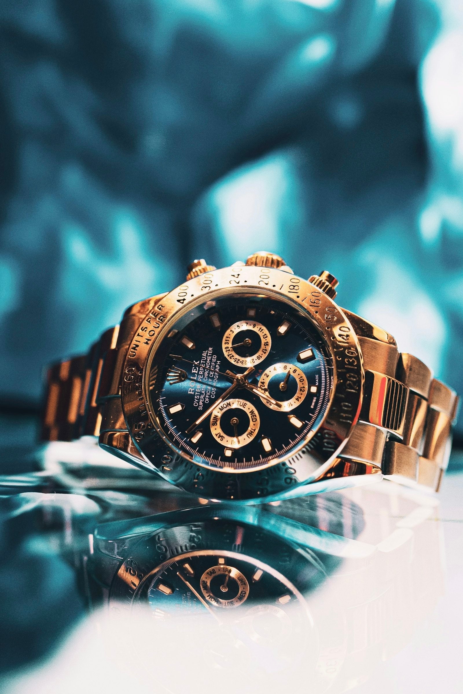 Montre iconique portée avec un bracelet premium
