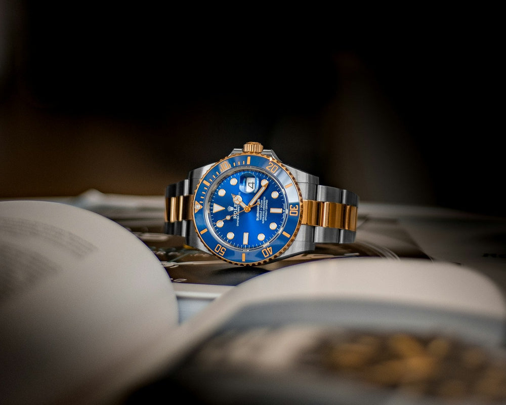 Gros plan d'un bracelet qui transforme la perception d'une montre