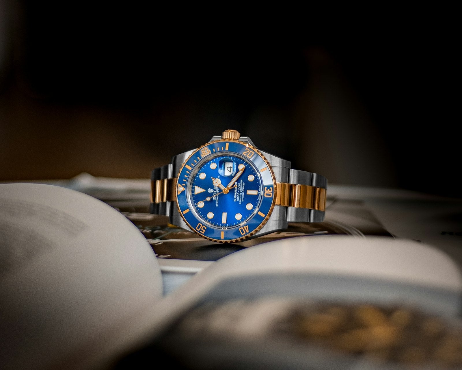 Gros plan d'un bracelet qui transforme la perception d'une montre
